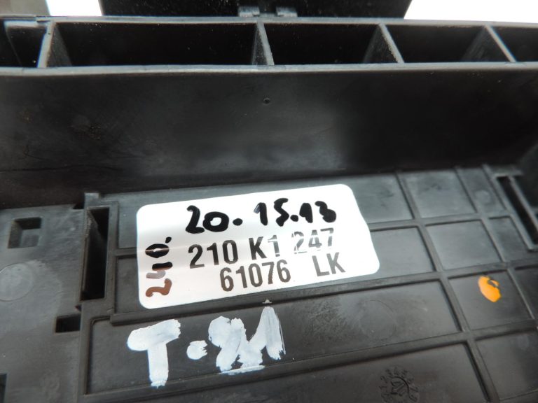 OE Toyota Corolla E21 akumulatora drošinātāju kārba 8262012310 akumulatora drošinātājs 140 A