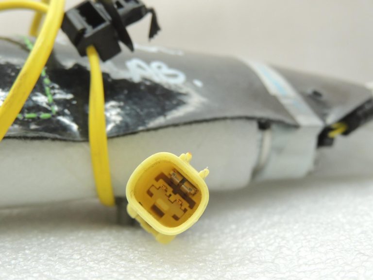 Toyota Yaris IV vadītāja sēdekļa centrālā gaisa spilvens (labajā pusē) 739J0K0010 OE