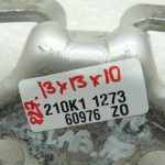 „Toyota Corolla E210“ durvju eņģu komplekts (priekšā, labajā pusē, augšā un apakšā) 1J6, sudraba krāsā