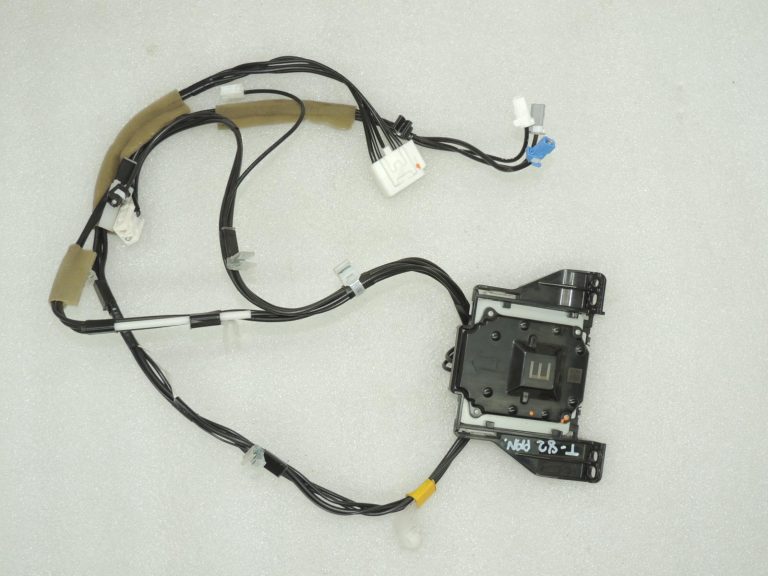 „Toyota Yaris IV“ GPS antenas, navigācijas turētāja un kabeļu komplekts 868800D040 86862K0010 OE