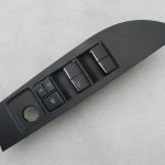 Toyota Corolla E210 oriģinālais priekšējā kreisā loga pacēlāja slēdzis 8404002160
