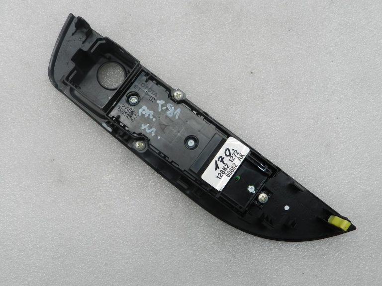 Toyota Corolla E210 oriģinālais priekšējā kreisā loga pacēlāja slēdzis 8404002160