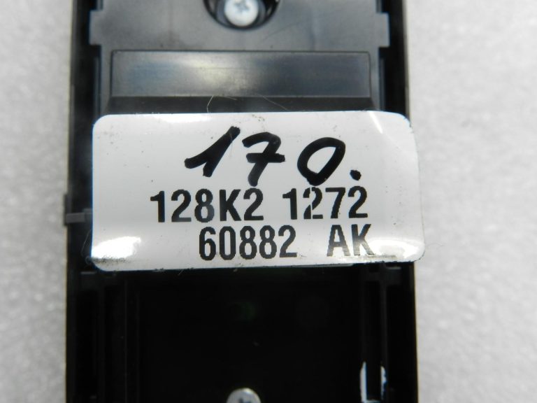 Toyota Corolla E210 oriģinālais priekšējā kreisā loga pacēlāja slēdzis 8404002160