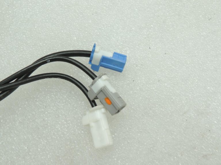„Toyota Yaris IV“ GPS antenas, navigācijas turētāja un kabeļu komplekts 868800D040 86862K0010 OE
