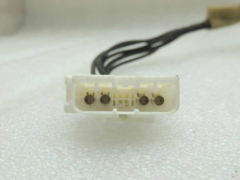 „Toyota Yaris IV“ GPS antenas, navigācijas turētāja un kabeļu komplekts 868800D040 86862K0010 OE