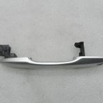Toyota Corolla E210 oriģinālā ārējā roktura priekšā pa kreisi 1J6 Elemental Silver Pearl