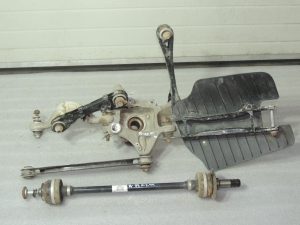 BMW G30 G31 kreisā puse: rumbas kronšteins, riteņa kronšteins, šķērsvirziena kronšteins, piedziņas vārpsta