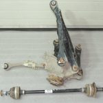 BMW G30 G31 kreisā puse: rumbas kronšteins, riteņa kronšteins, šķērsvirziena kronšteins, piedziņas vārpsta