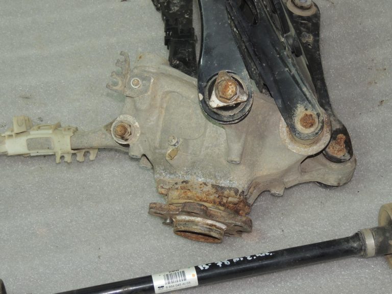 BMW G30 G31 kreisā puse: rumbas kronšteins, riteņa kronšteins, šķērsvirziena kronšteins, piedziņas vārpsta