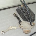 BMW G30 G31 kreisā puse: rumbas kronšteins, riteņa kronšteins, šķērsvirziena kronšteins, piedziņas vārpsta