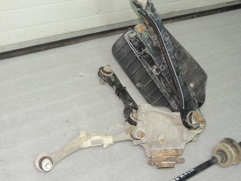 BMW G30 G31 kreisā puse: rumbas kronšteins, riteņa kronšteins, šķērsvirziena kronšteins, piedziņas vārpsta