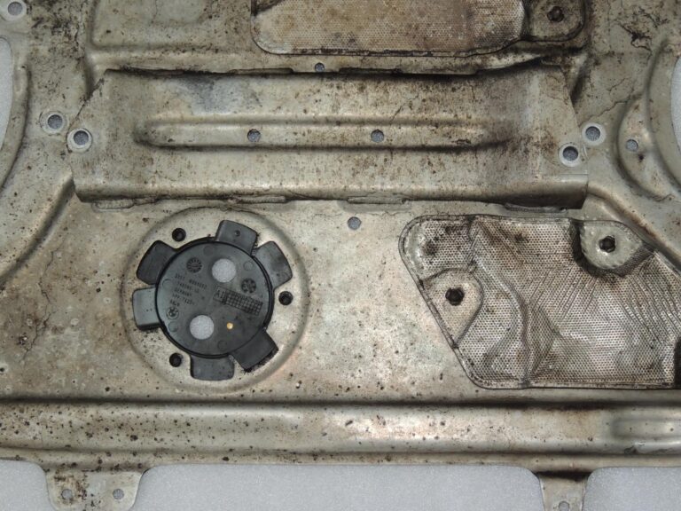 BMW G30 G31 xDrive nostiprinājuma plāksne priekšējai šķērsbalstai 31106887547 6887547 OE