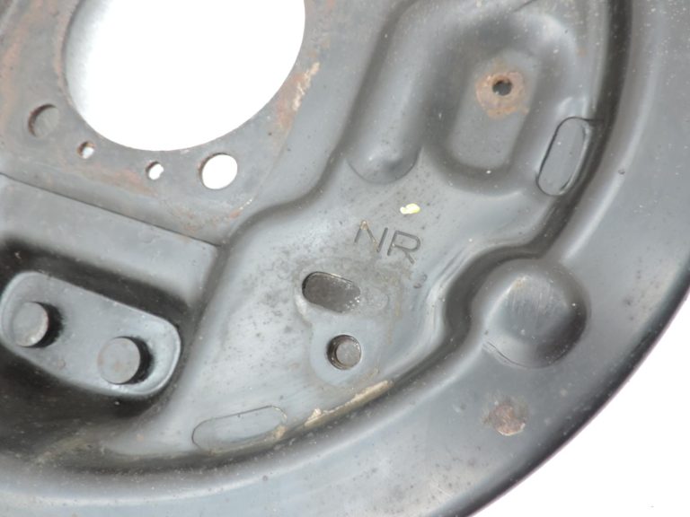 Nissan Navara II D40 3.0DCi aizmugurējais labais bremžu trumulas aizsargpārsegs 44030EB70A