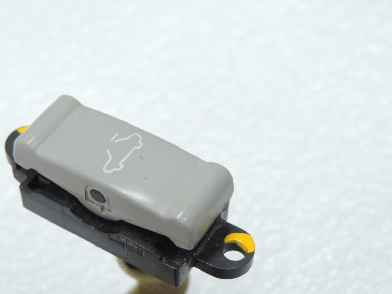 Nissan Navara II D40 saules jumta slēdzis (Sunroof Switch)