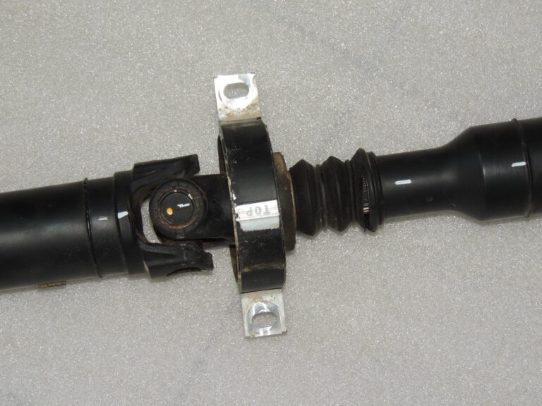 BMW G30 G31 520d xDrive piedziņas vārpsta, aizmugurējā izvades vārpsta 26108687371 OE