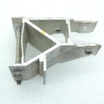 OE BMW F90 G30 G31 G38 G32 radiatora stiprinājuma adapteris (labais) 51117357216