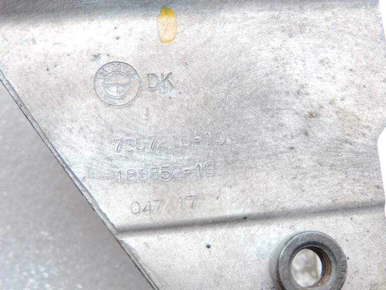 OE BMW F90 G30 G31 G38 G32 radiatora stiprinājuma adapteris (labais) 51117357216