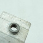 OE BMW F90 G30 G31 G38 G32 radiatora stiprinājuma adapteris (kreisais) 51117357215