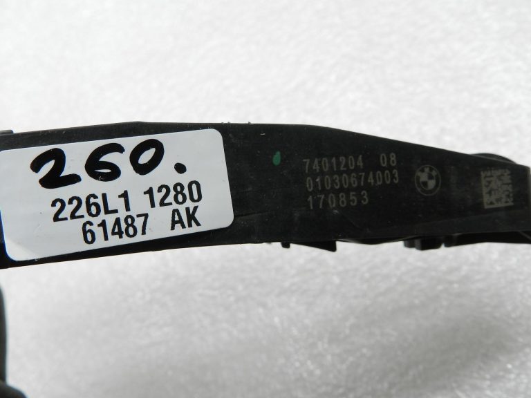 BMW G30 520D oriģinālā durvju ārējā roktura kronšteins, priekšā pa labi