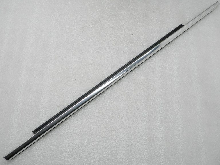 BMW G30 520D oriģinālā aizmugurējā labās puses durvju slieksnis 51357381848