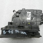 BMW G30 520D oriģinālā priekšējā labās puses durvju slēdzene 51217477696