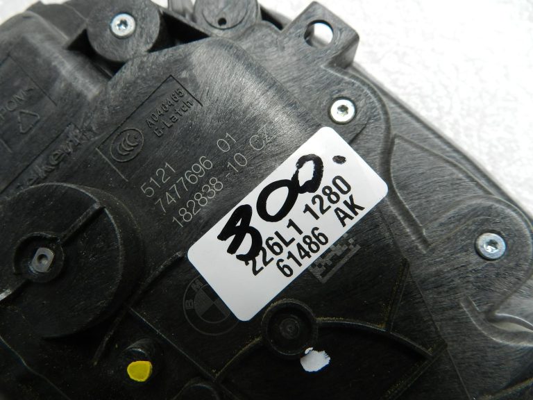 BMW G30 520D oriģinālā priekšējā labās puses durvju slēdzene 51217477696
