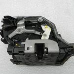 BMW G30 520D oriģinālā priekšējā labās puses durvju slēdzene 51217477696
