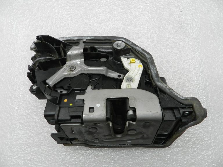 BMW G30 520D oriģinālā priekšējā labās puses durvju slēdzene 51217477696