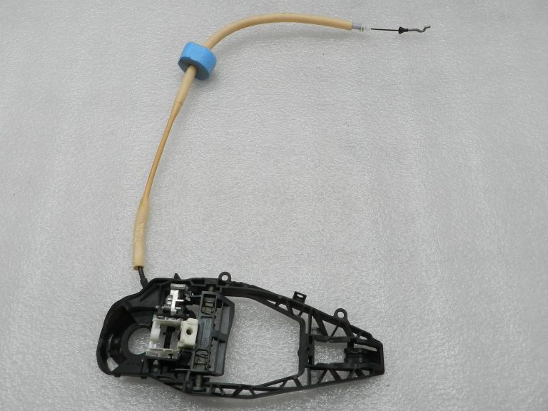 BMW G30 520D oriģinālā aizmugurējā labās puses durvju ārējā roktura kronšteins