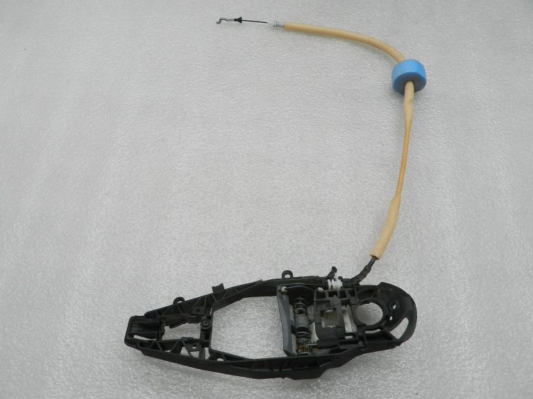 BMW G30 520D oriģinālā aizmugurējā labās puses durvju ārējā roktura kronšteins