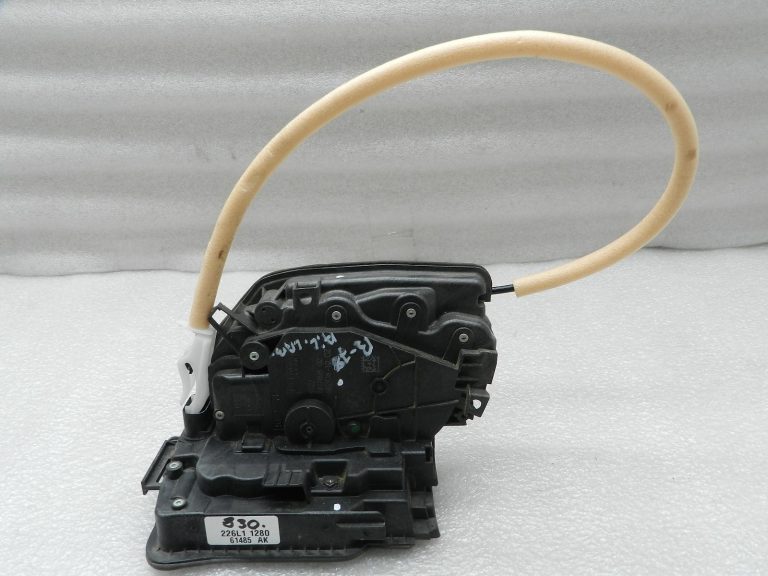 BMW G30 520D oriģinālā aizmugurējā labās puses durvju slēdzene 51227477698