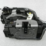 BMW G30 520D oriģinālā aizmugurējā labās puses durvju slēdzene 51227477698