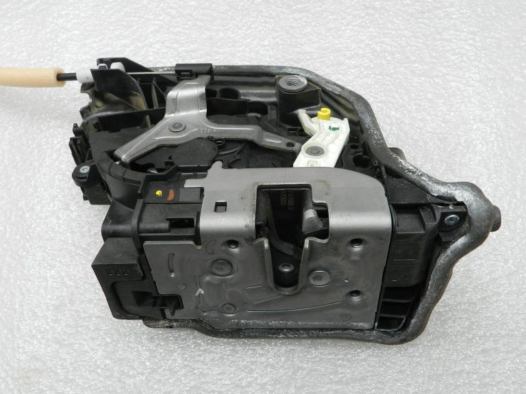 BMW G30 520D oriģinālā aizmugurējā labās puses durvju slēdzene 51227477698