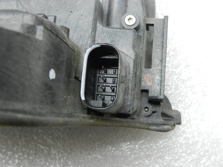 BMW G30 520D oriģinālā aizmugurējā labās puses durvju slēdzene 51227477698