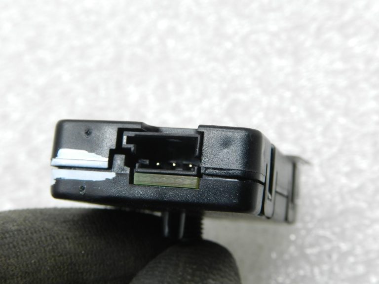 BMW G30 520D oriģinālais antenas pastiprinātājs 65209325723
