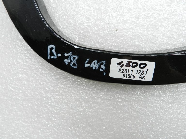 BMW G30 520D oriģinālais aizmugurējās durvju eņģis (labajā pusē) BLACK SAPPHIRE METALLIC (475)