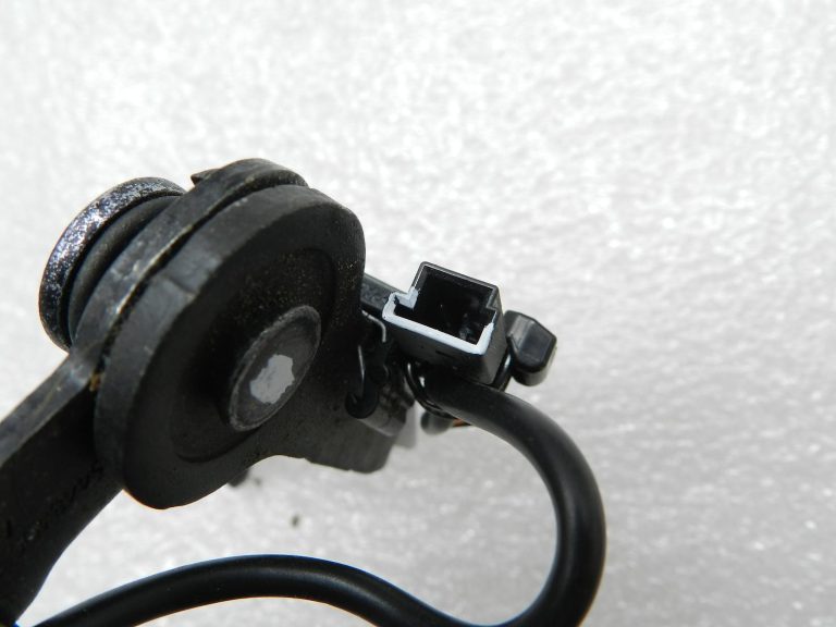 BMW G30 520D oriģinālā drošības jostas sprādze aizmugurē pa kreisi 72117475017