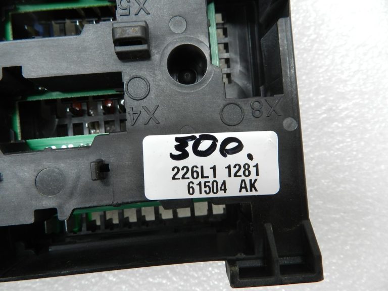 BMW G30 520D oriģinālā drošinātāju kaste, strāvas sadalītājs 61146837092