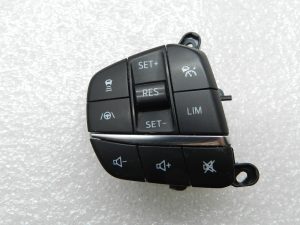 Оригинальные переключатели на рулевом колесе Ford Focus IV (слева) 2202286