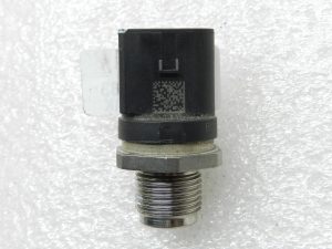 BMW G30 520D oriģinālais degvielas spiediena sensors 13538577623