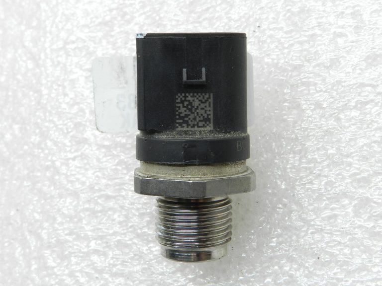 BMW G30 520D oriģinālais degvielas spiediena sensors 13538577623
