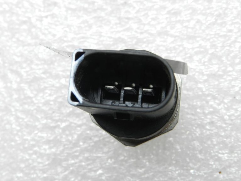 BMW G30 520D oriģinālais degvielas spiediena sensors 13538577623