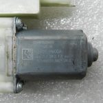 Nissan Qashqai oriģinālais priekšējā kreisā loga pacēlāja motors 80701hv00a