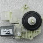 Nissan Qashqai oriģinālais priekšējā kreisā loga pacēlāja motors 80701hv00a