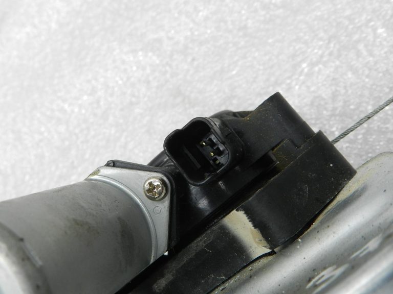 Nissan Qashqai Loga mehanisms ar motoru Aizmugurē kreisajā puse 827014EA0A