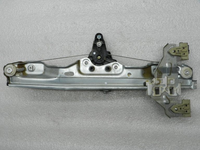 Nissan Qashqai Loga mehanisms ar motoru Aizmugurē kreisajā puse 827014EA0A