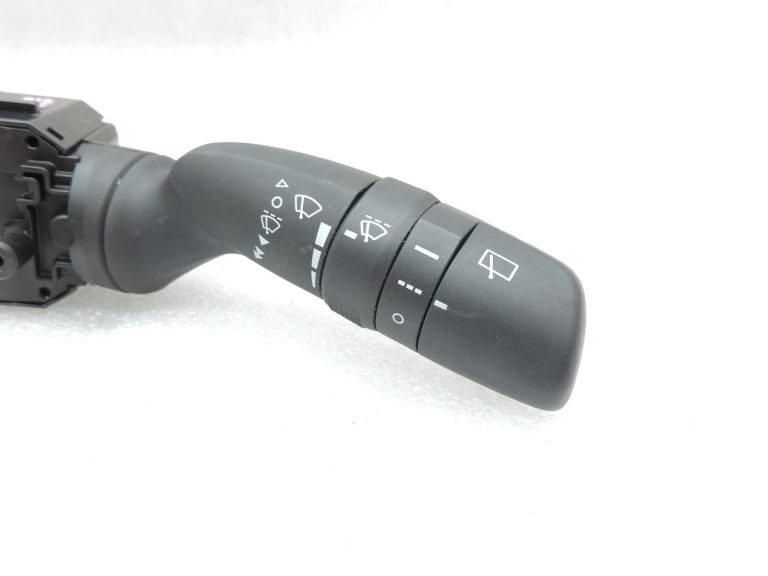 OE Toyota Yaris IV XP210 stūres kolonnas slēdzis, tīrītāju slēdzis 8465202A30