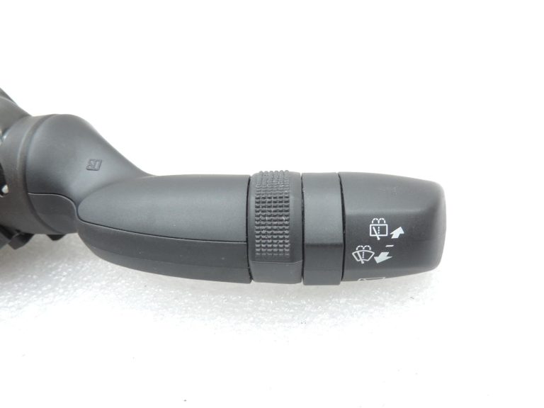 OE Toyota Yaris IV XP210 stūres kolonnas slēdzis, tīrītāju slēdzis 8465202A30