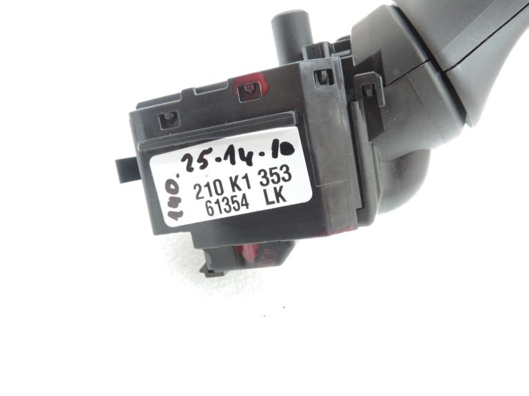 OE Toyota Yaris IV XP210 stūres kolonnas slēdzis, tīrītāju slēdzis 8465202A30