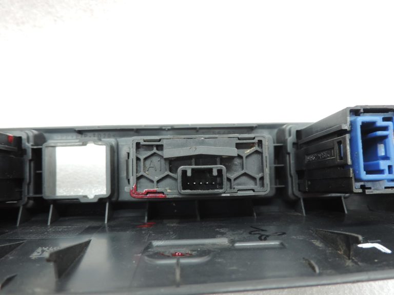 Toyota Yaris IV XP210 instrumentu paneļa sēdekļu apsildes slēdža apvalks 55407K0030